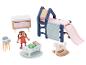 Puppenhausmöbel, darunter ein Bett mit Rutsche, Wiege, Nachttisch, Hochstuhl und Figuren.