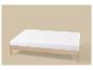 Holzbett mit weißer Matratze auf beigem Hintergrund