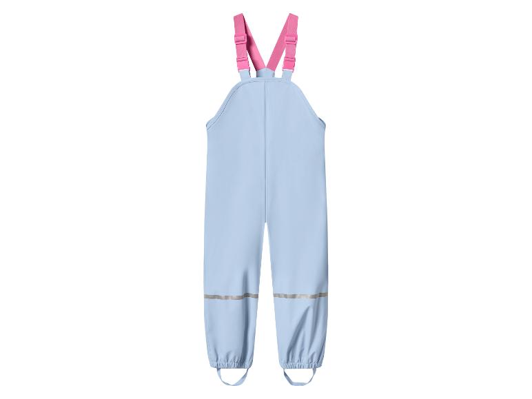 Blaue Kinder-Regenhose mit pinken Hosenträgern und reflektierenden Elementen.