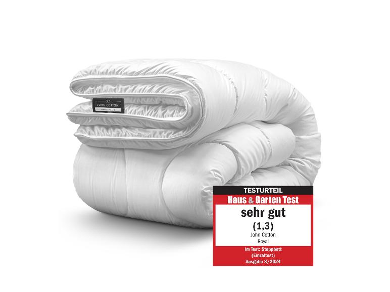 Weiße Bettdecke mit dem Label „Haus & Garten Test sehr gut (1,3)“.