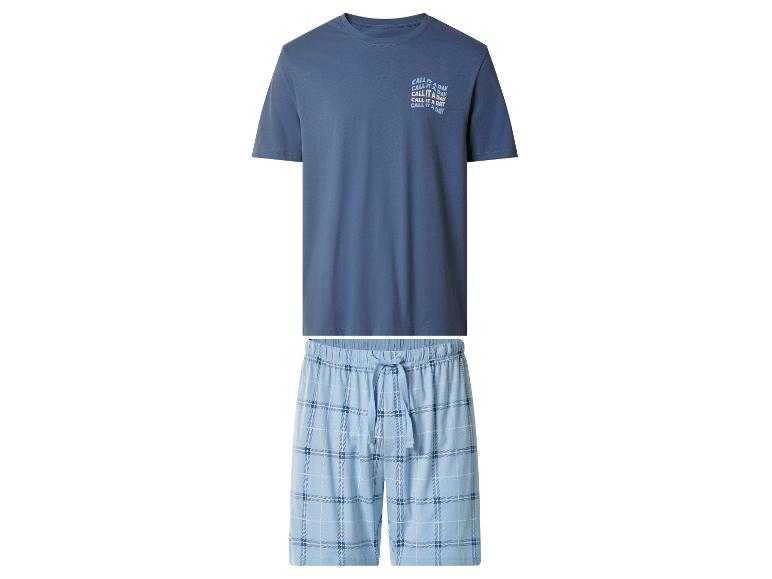 Blauer Herren-Pyjama mit T-Shirt und karierten Shorts, mit dem Text „CALL IT A DAY“.