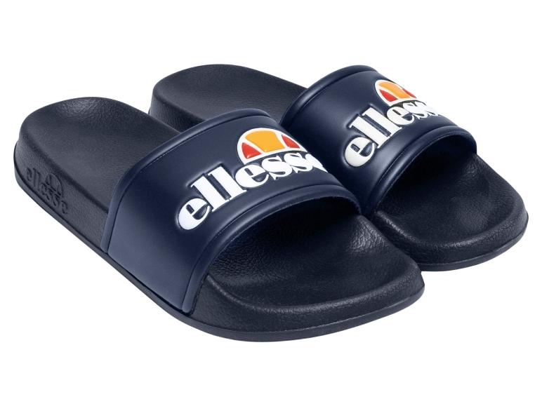 Ein Paar dunkelblaue Badesandalen mit einem weißen und orangefarbenen Logo.