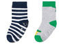 Zwei Paar Babysocken mit Anti-Rutsch-Noppen, eine gestreift und eine grau mit grünen Akzenten.