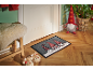 Weihnachts-Fußmatte mit drei Wichteln, Hausschuhen und einem Deko-Wichtel