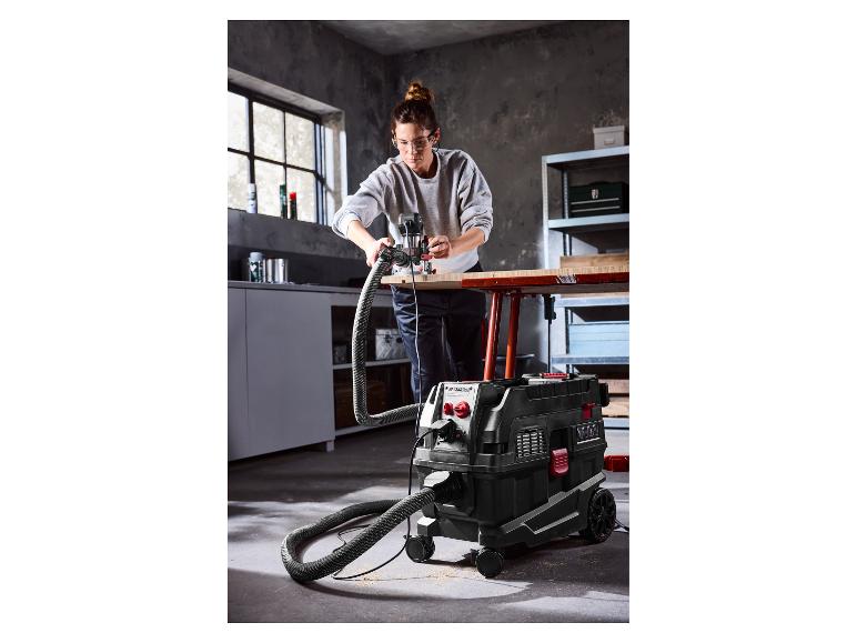 Frau benutzt PARKSIDE PERFORMANCE® Werkstattsauger PPWD 30 B2 zum Fräsen von Holz.