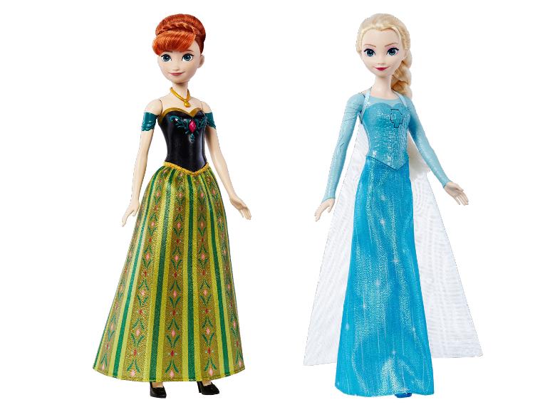 Zwei Puppen, eine mit roten Haaren in einem grünen Kleid und die andere mit blonden Haaren in einem blauen Kleid.