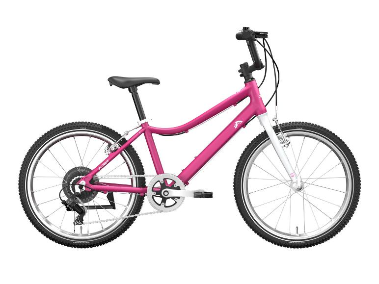 Pinkes Kinder-Mountainbike mit weißen Gabeln und schwarzen Reifen auf weißem Hintergrund.