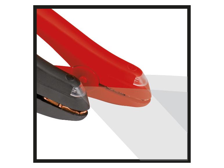 Rote und schwarze Starthilfeklemmen für ein Auto.