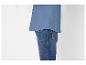 Blaues Herren-T-Shirt und Jeans auf weißem Hintergrund.