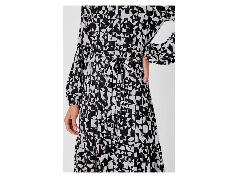 Ein schwarzes Maxikleid mit geometrischem Muster und Gürtel.