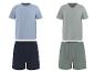 Zwei Herren-Pyjama-Sets mit T-Shirts und Shorts in Hellblau und Grau.