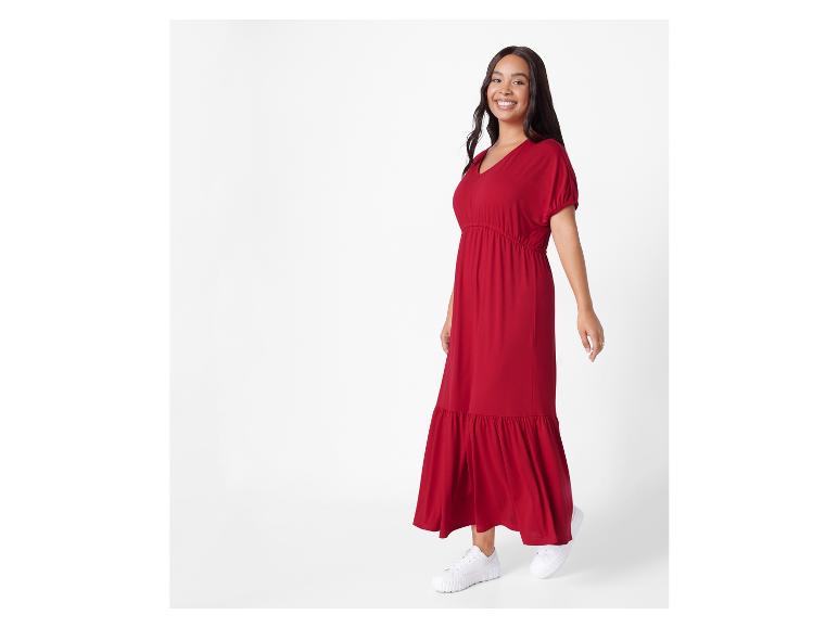 Langes rotes Kleid mit Volants und weißen Schuhen.