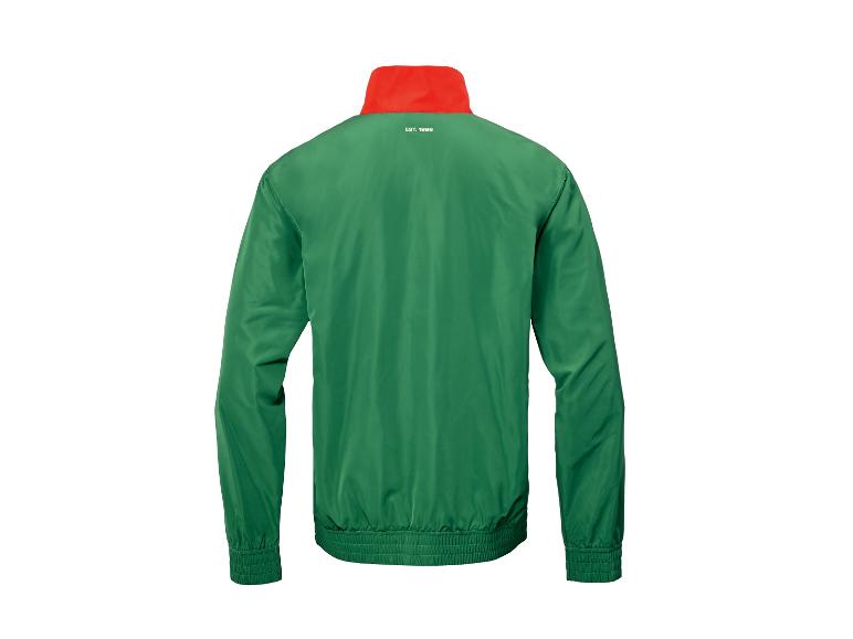Grüne Jacke mit orangefarbenem Kragen und dem Text „EST. 1996“ auf dem Rücken.