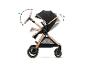 Kinderwagen mit verstellbarem Griff und Rückenlehne, in Schwarz und Gold.