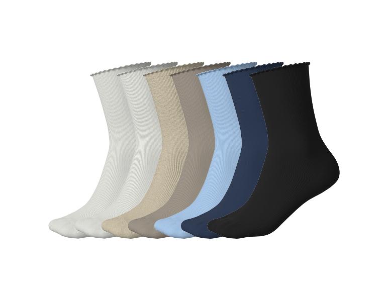 Sieben Paar gerippte Socken in verschiedenen Farben: Weiß, Beige, Braun, Hellblau, Dunkelblau und Schwarz.
