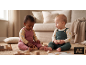 Zwei Babys spielen mit Holzspielzeug auf einem Teppich im Wohnzimmer.