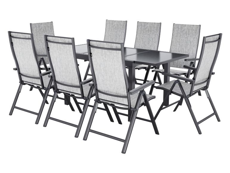 Gartenmöbel-Set: Tisch und acht klappbare Stühle aus grauem Stoff.