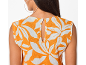 Rückenansicht einer Frau in einem orangefarbenen Top mit weißen Blumenmustern und Ausschnitt.