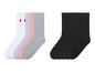 Weiße, rosafarbene und graue Socken mit Herzen und schwarze Socken mit Spitze.