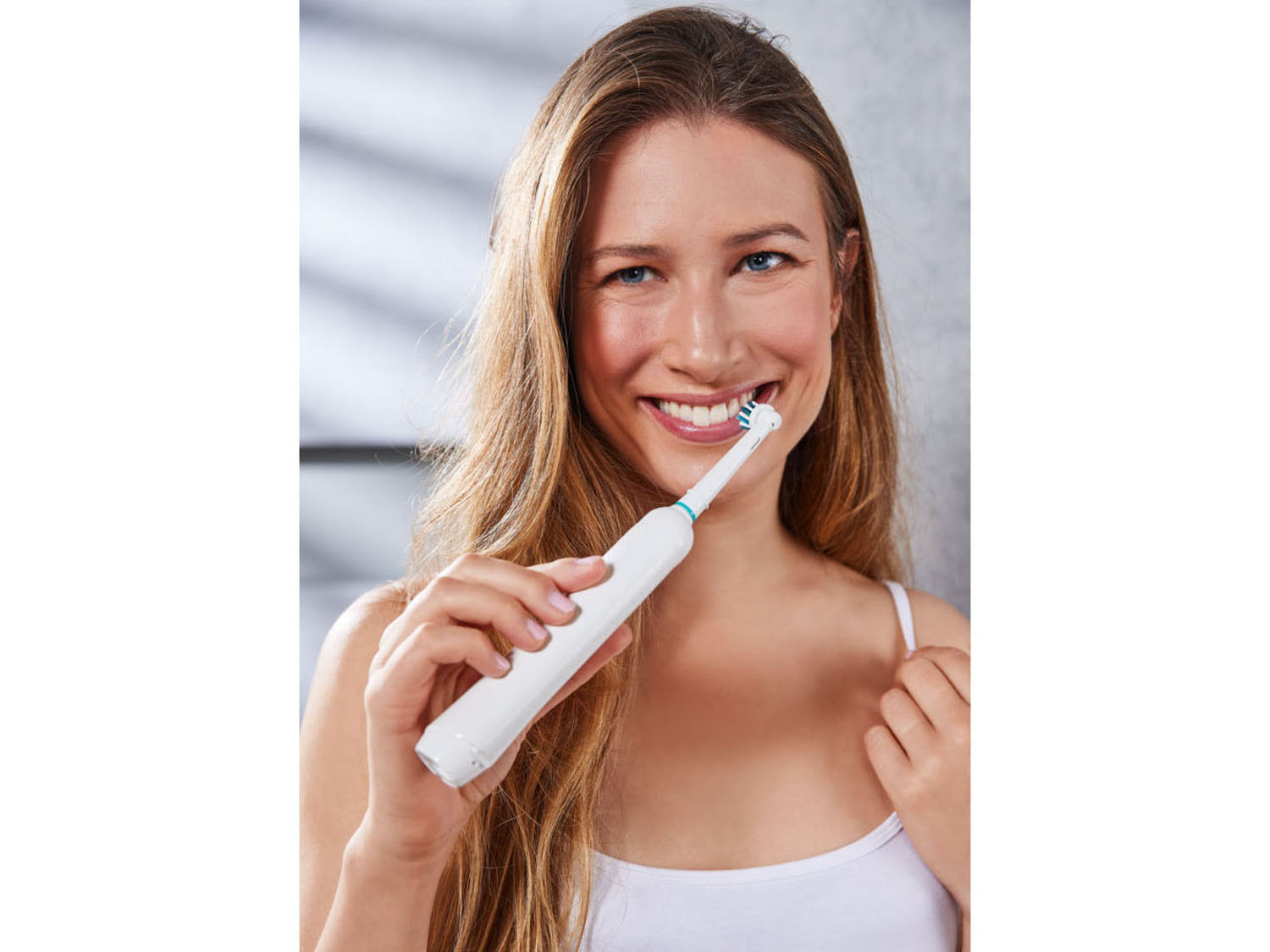OralB Elektrische Zahnbürste »Pro 1 750«, mit ReiseE…
