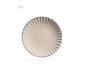 Sechs beige Teller mit geriffeltem Rand.