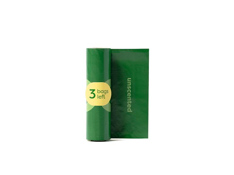 Grüne Müllbeutelrolle mit Etikett „3 bags left“ und „unscented“.