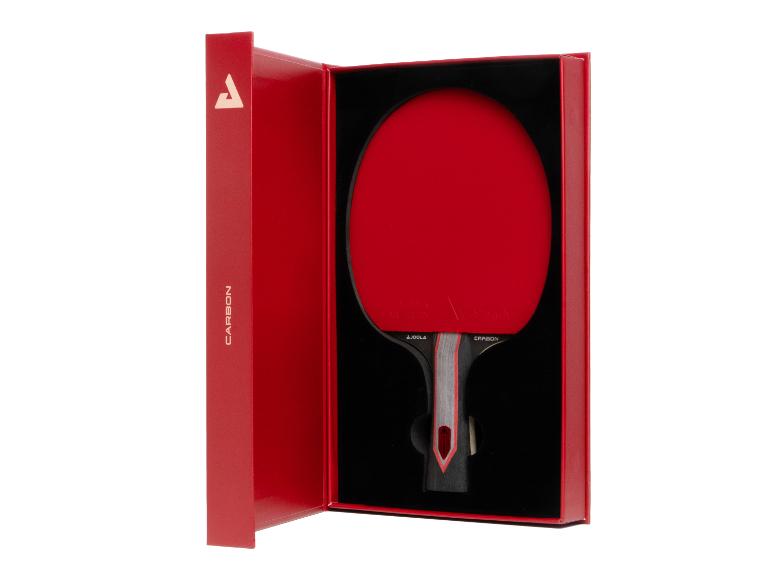 Roter Tischtennisschläger mit schwarzem Griff in einer offenen rot-schwarzen Box.