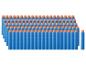 Große Menge blauer Schaumstoffpfeile mit orangefarbenen Spitzen
