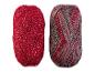 Zwei Garnknäuel, eines rot mit Silberglitzer und eines mehrfarbig mit Silberglitzer.
