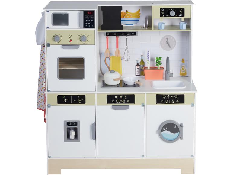 Spielküche aus Holz mit Mikrowelle, Backofen, Kühlschrank, Geschirrspüler und Waschmaschine.