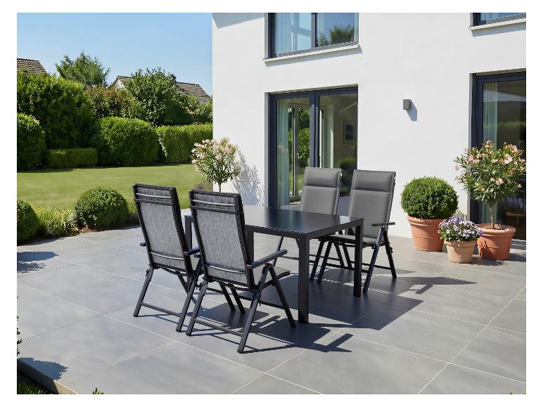 Gartenset mit schwarzem Tisch und vier grauen Stühlen auf einer Terrasse.