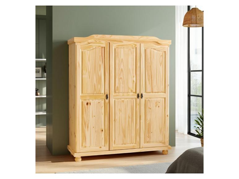 Dreitüriger Kleiderschrank aus hellem Kiefernholz im Landhausstil.