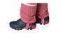 Kinder-Schneehose in Pink mit dunkelblauen und roten Winterstiefeln.