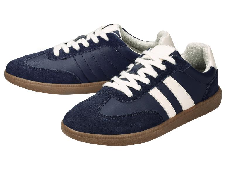 Ein Paar dunkelblaue Sneaker mit weißen Streifen und braunen Sohlen.