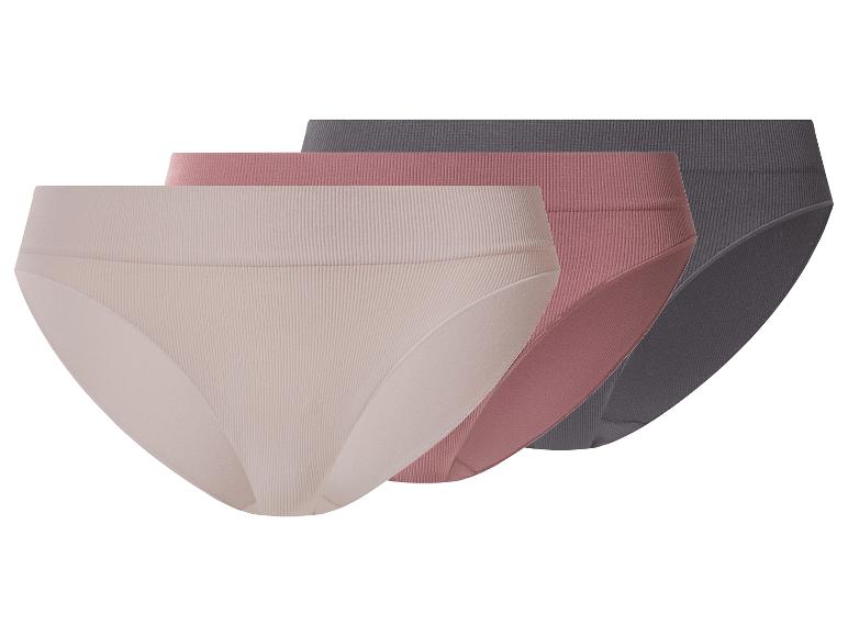 Drei Damen-Slips in Beige, Rosa und Grau, hintereinander angeordnet.