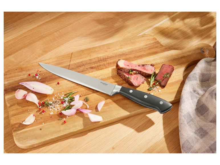 Steak, Silvercrest Messer und Holzbrett.