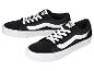 Paar schwarze Low-Top-Sneaker mit weißen Schnürsenkeln und Seitenstreifen