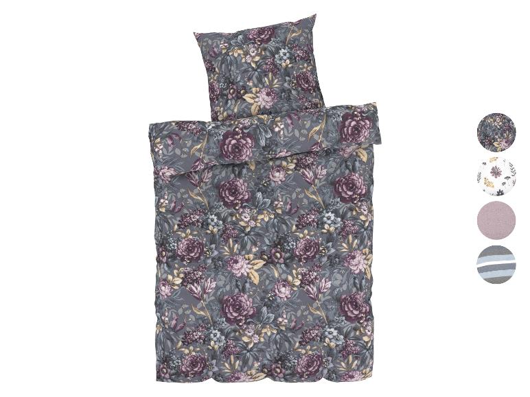 Betwäsche-Set mit Blumenmuster und Kissen.