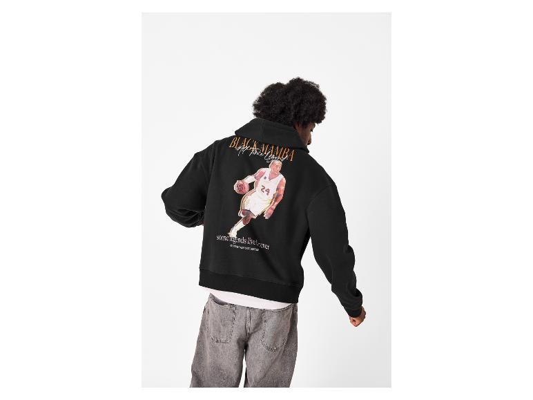 Mann in schwarzem Hoodie mit Basketballspieler-Grafik und Text „BLACK MAMBA All-Time Legend“