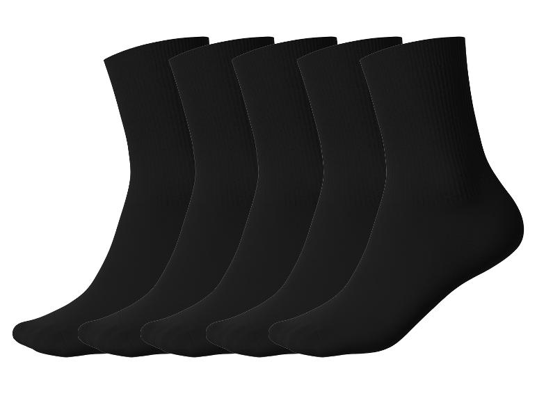 Fünf Paar schwarze Socken auf weißem Hintergrund.