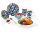 Geschirrset mit Schalen, Tellern und Bechern in blau und gold mit geometrischem Muster.