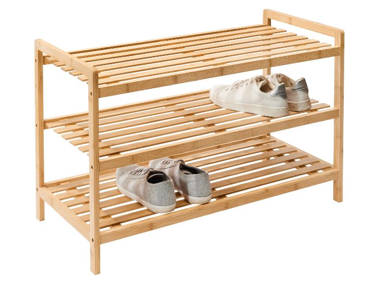 Bambus Schuhregal mit Sneakers.
