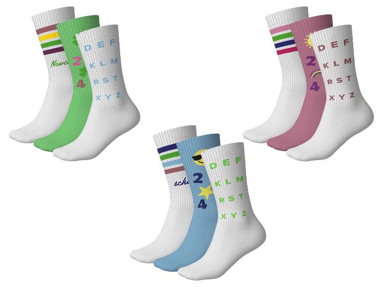 Drei Sets mit je drei Socken, jedes mit verschiedenen Farben und Mustern wie Buchstaben, Zahlen und Streifen.