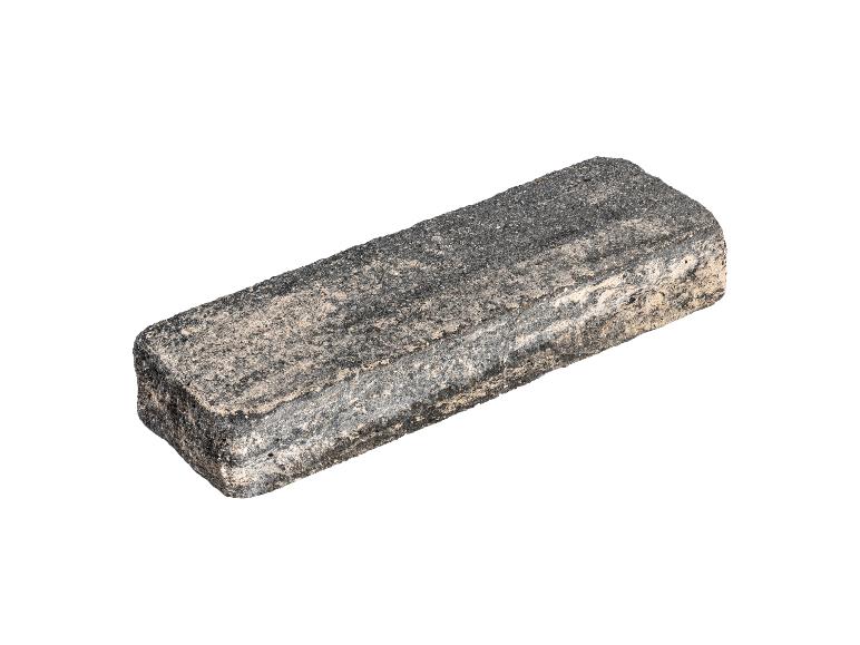Ein einzelner rechteckiger grauer Pflasterstein oder Ziegel auf weißem Hintergrund