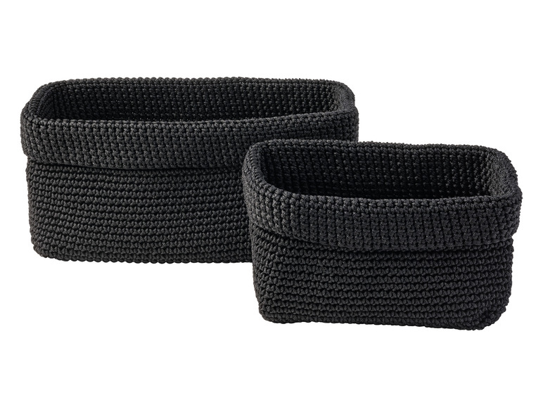 Zwei schwarze, gehäkelte Aufbewahrungskörbe.