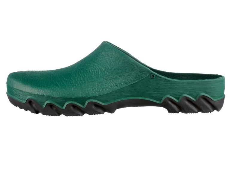 Grüne Clogs mit schwarzen Sohlen.