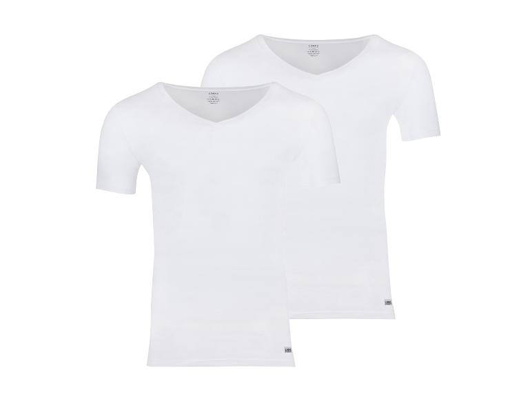 Zwei weiße V-Ausschnitt-T-Shirts, eines vor dem anderen.