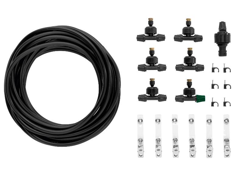 Bewässerungssystem mit schwarzem Schlauch, Düsen, Verbindungsstücken und Halteklammern.