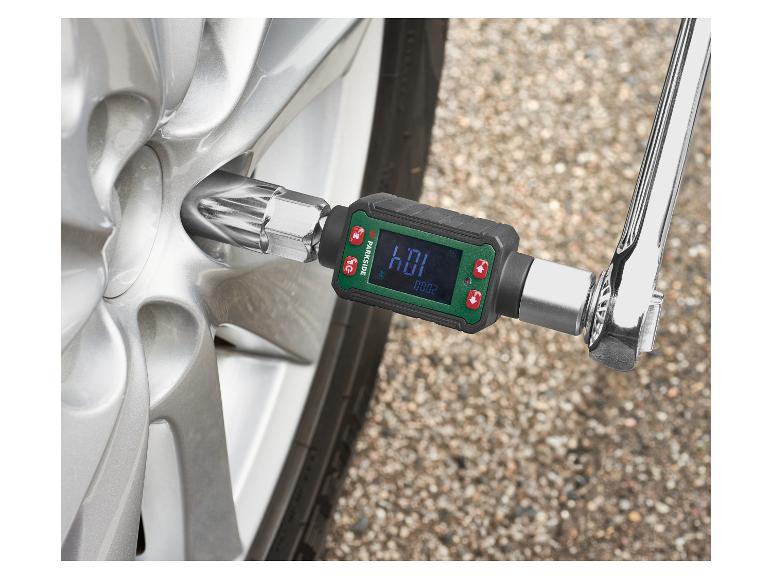 Parkside digitaler Drehmomentschlüssel misst das Drehmoment an einer Autoradmutter.