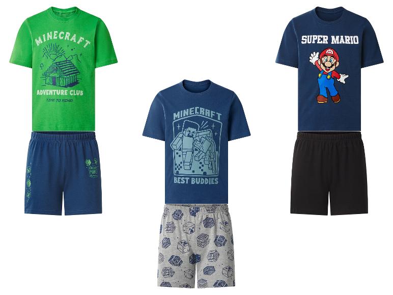 Drei Sets kurzer Jungenpyjamas mit Gaming-Motiven: grün mit Haus, blau mit Figuren und blau mit Mario.
